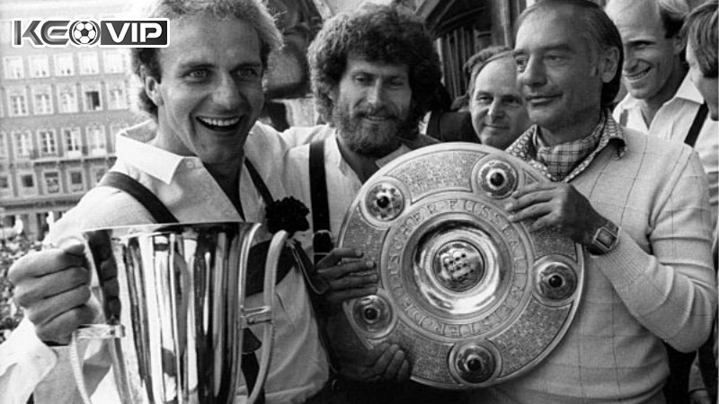 Huấn luyện viên Udo Lattek nhận 8 chức vô địch tại Bundesliga 